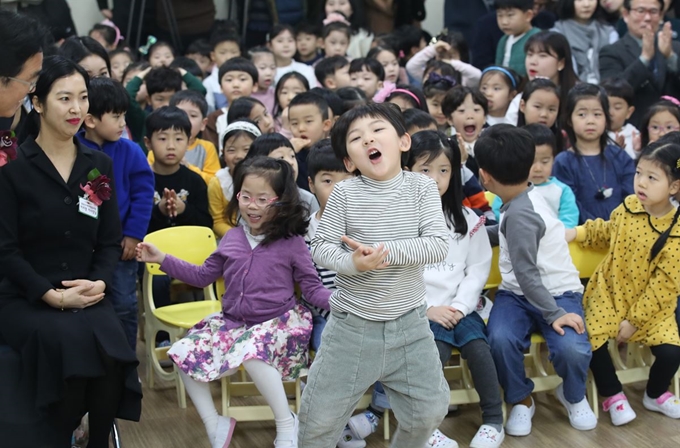 국내 1호 부모협동조합형 유치원인 서울 노원구 꿈동산아이유치원의 개원식이 지난 12일 원내에서 열렸다. 9학급 267명 원아로 다시 문을 열게 됐다. 연합뉴스