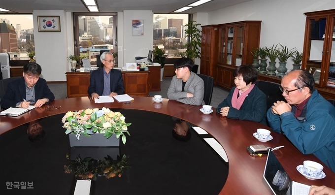 문성현 위원장이 경사노위 본회의에 불참한 계층별 대표들을 만나 이야기를 나누고 있다. 왼쪽부터 우태현 경사노위 기획위원, 문 위원장, 김병철 청년유니언대표, 나지현 여성노조위원장, 이남신 비정규센터소장. 홍인기 기자