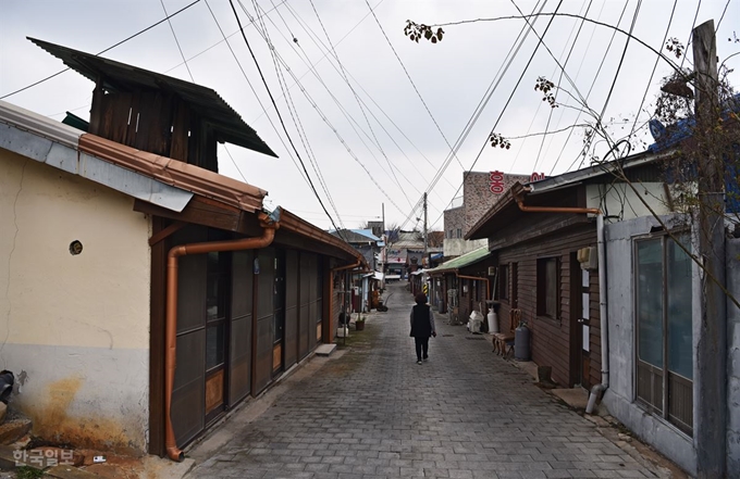 영산포 죽전골목. 도로변 외벽만 단장했을 뿐 지붕은 옛날 그대로다.