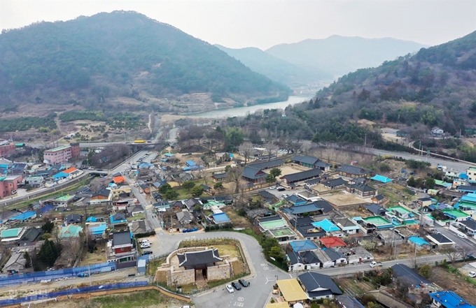 나주읍성 서성문과 나주향교 주변 풍경. 황토 담장이 많아 분위기가 그윽하다.