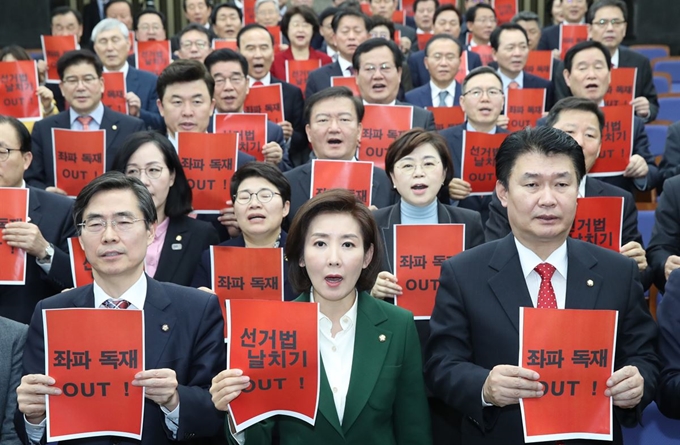 자유한국당 나경원 원내대표가 19일 국회에서 열린 의원총회에서 참석자들과 구호를 외치고 있다. 연합뉴스