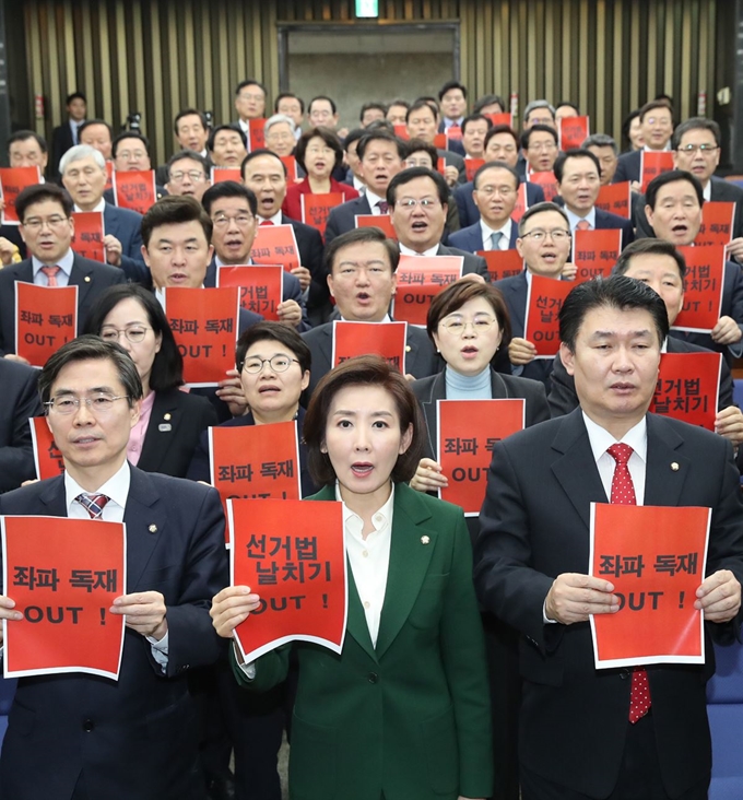 자유한국당 나경원 원내대표가 19일 국회에서 열린 의원총회에서 참석자들과 구호를 외치고 있다. 연합뉴스