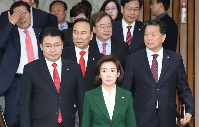 자유한국당 나경원 원내대표가 19일 국회에서 열린 원내대책회의 회의장으로 들어서고 있다. 연합뉴스