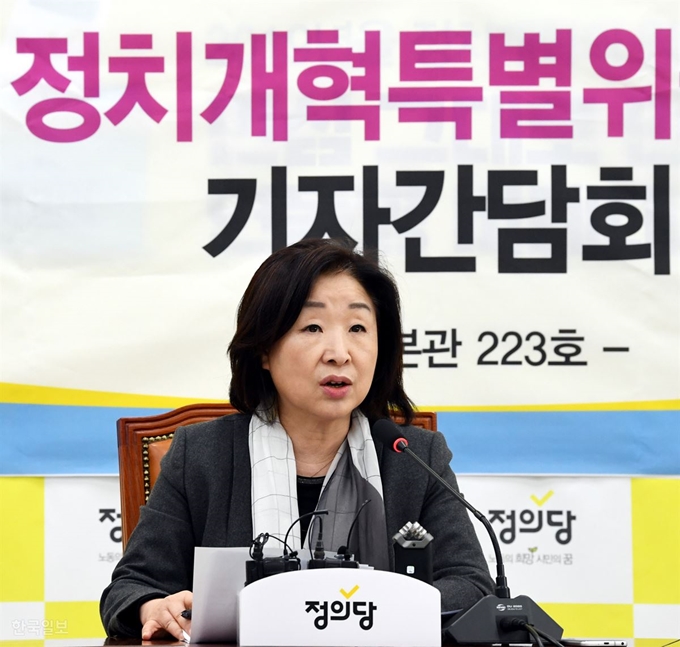 [저작권 한국일보] 국회 정치개혁특위 위원장인 심상정 정의당 의원이 18일 국회에서 기자간담회를 하고 있다. 배우한 기자