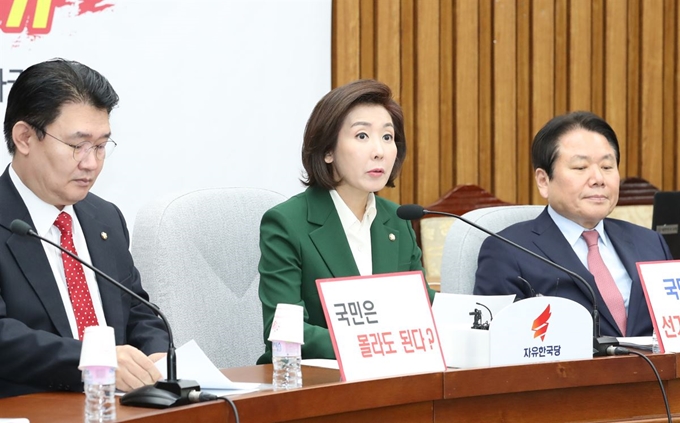 자유한국당 나경원 원내대표가 19일 국회에서 열린 원내대책회의에서 발언하고 있다. 연합뉴스