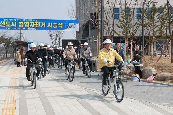 김학동 예천군수를 비롯한 관계자들이 19일 경북도청신도시에서 공영자전거를 시승하고 있다. 예천군 제공