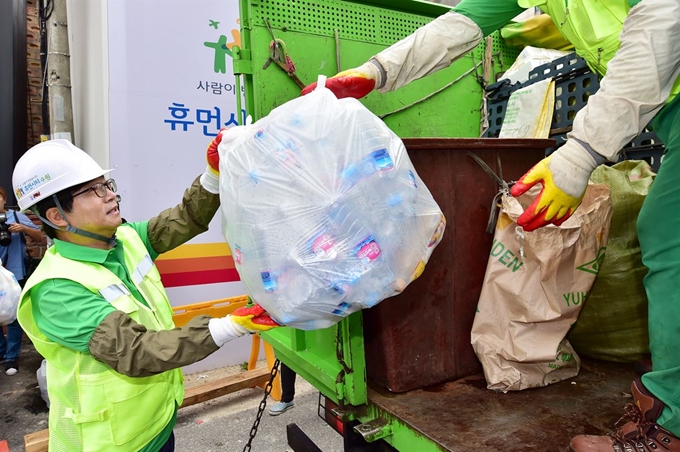 수원시가 ‘자원순환도시’를 표방하며 쓰레기 줄이기에 나선 가운데 환경미화원들이 분리된 재활용을 차량에 옮겨 싣고 있다. 수원시 제공