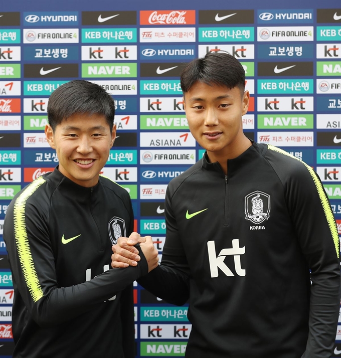 한국 축구국가대표팀에 합류한 이강인(왼쪽)과 백승호가 19일 오후 경기 파주시 축구국가대표팀 트레이닝센터에서 손을 맞잡고 있다. 파주=연합뉴스