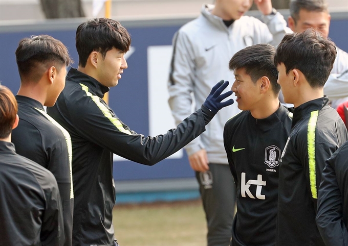 한국 축구대표팀 주장 손흥민(왼쪽)이 19일 오후 경기 파주시 축구국가대표팀 트레이닝센터에서 훈련 전 이강인에게 장난치고 있다. 파주=연합뉴스