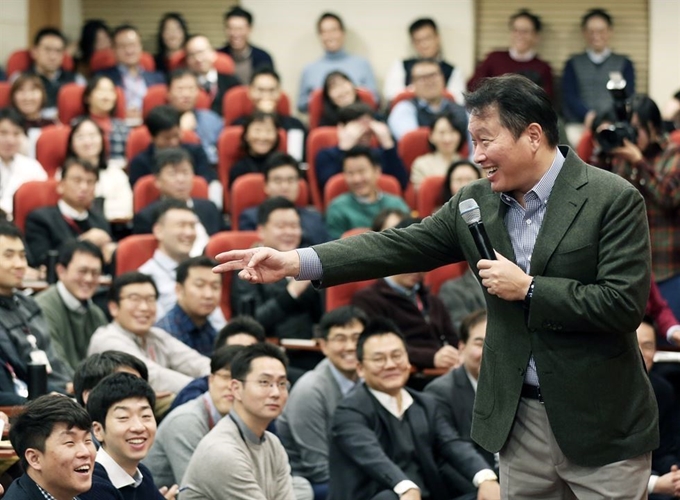 지난 1월 8일 최태원 SK회장이 서울 종로구 SK서린사옥에서 ‘행복토크’ 행사를 열고 직원들과 대화하고 있다. SK제공