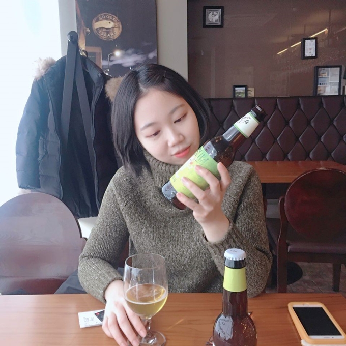 '맥덕' 최수영씨가 수제 맥주 회사 플라잉독의 '이지 아이피에이(easy IPA)' 맥주를 살펴보고 있다. 장우리 인턴기자