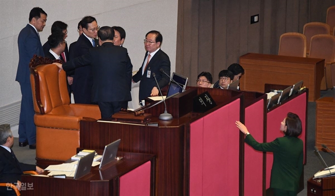 나경원 자유한국당 나경원 원내대표가 12일 국회 본회의장에서 교섭단체 대표연설을 하던 중 문재인 대통령이 북한의 수석대변인이라는 식의 발언을 하자 홍영표 더불어민주당 원내대표가 의장석까지 올라가 항의하고 있다. 오대근 기자