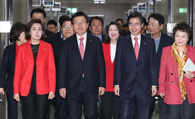 황교안(앞줄 왼쪽 두번째) 자유한국당 대표와 나경원(앞줄 맨 왼쪽) 원내대표가 20일 국회에서 열린 선거대책회의 회의장으로 들어서고 있다. 연합뉴스