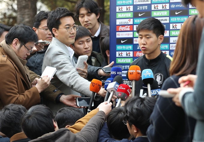 19일 오후 경기도 파주시 축구대표팀트레이닝센터(NFC)에서 대표팀에 합류한 이강인이 취재진과 인터뷰하고 있다. 연합뉴스