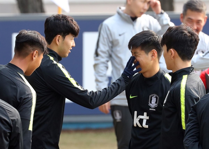 손흥민이 이강인에게 19일 오후 경기도 파주시 축구대표팀트레이닝센터(NFC)에서 훈련 전 장난치고 있다. 연합뉴스