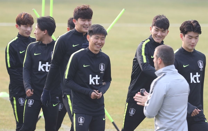 19일 오후 경기도 파주시 축구대표팀트레이닝센터(NFC)에서 이강인 등 한국 축구대표팀 선수들이 3월 A매치(국가대표팀 간 경기)를 앞두고 훈련하고 있다. 연합뉴스