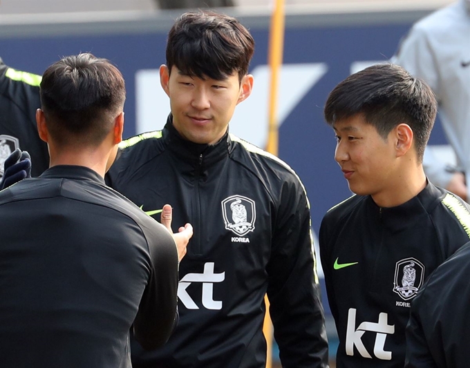 19일 오후 경기도 파주시 축구대표팀트레이닝센터(NFC)에서 대표팀에 합류한 백승호가 훈련전 손흥민과 인사를 나누고 있다. 오른쪽은 이강인. 연합뉴스