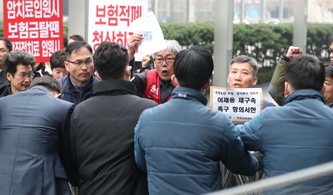 민주노총 조합원, 삼성 해고노동자 등이 20일 오전 서울 서초동 삼성사옥 앞에서 '국정농단 주범 이재용 재구속 촉구, 경영권 박탈 투쟁선포 기자회견'을 마치고 주주주총회 참석을 요구하고 있다. 홍인기 기자