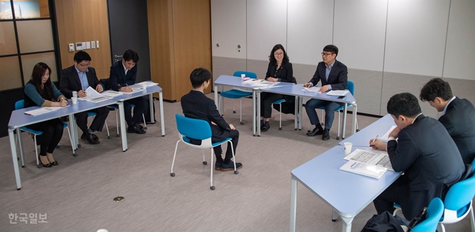 19일 서울 소공동 롯데인재개발원에서 ‘롯데 면접위원 인증과정’을 위한 모의면접이 진행되고 있다. 류효진 기자