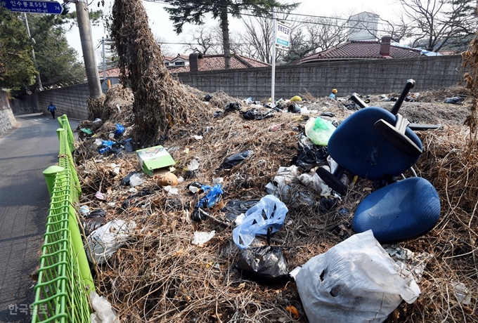 지난 19일 서울 강북구 수유동 북한산 둘레길 초입에 폐기물 스티커도 붙이지 않은 의자 등의 함부로 버려져 있다. 고영권 기자