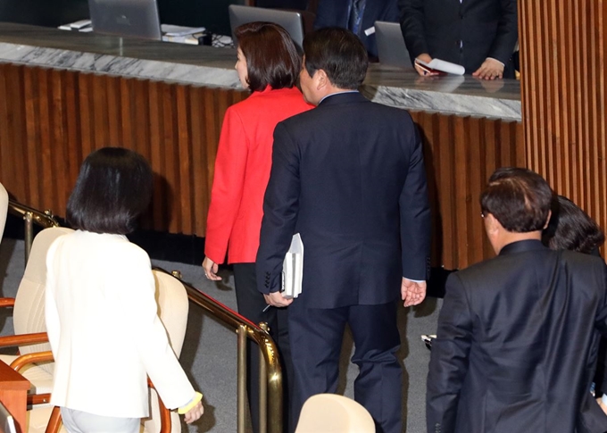 나경원 자유한국당 원내대표를 비롯한 자유한국당 의원들이 20일 윤소하 정의당 원내대표의 비교섭단체 대표연설중 본회의장을 나서고 있다. 뉴스1