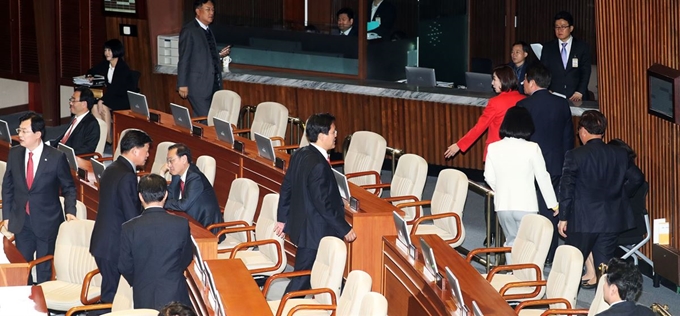 자유한국당 나경원 원내대표를 비롯한 의원들이 20일 오후 서울 여의도 국회에서 열린 본회의에서 정의당 윤소하 원내대표의 비교섭단체 대표연설을 듣던 중 퇴장하고 있다. 뉴시스