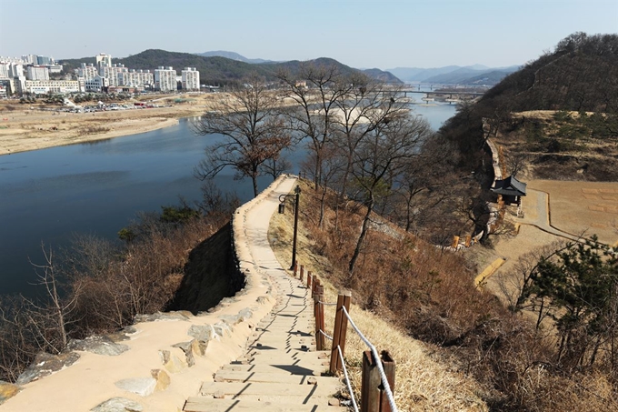 유네스코 세계문화유산 백제역사유적지구 공산성. 성곽 길을 걸으면 금강과 공주 시내가 한눈에 들어온다.