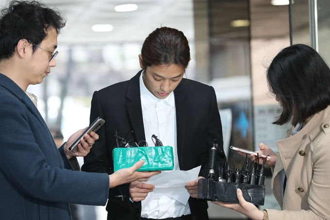 상습적으로 성관계 불법 영상 촬영 및 유포 혐의를 받는 가수 정준영이 21일 오전 서울 서초구 서울중앙지방법원에서 열린 구속 전 피의자심문(영장실질심사)에 출석하고 있다. 뉴스1