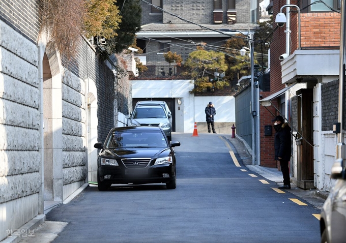 경찰이 지난달 13일 오전 서울 서대문구 연희동에 있는 전두환 전 대통령 자택 앞에서 경비를 하고 있다. 고영권 기자