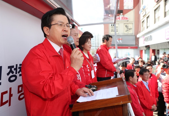 4.3 보궐선거 공식 선거운동 개시일인 21일 오전 자유한국당 황교안 대표가 창원시 원이대로 인근에서 열린 유세에서 시민들에게 창원시 성산구에 출마한 강기윤 후보에 대한 지지를 호소하고 있다. 2019.3.21 창원=연합뉴스