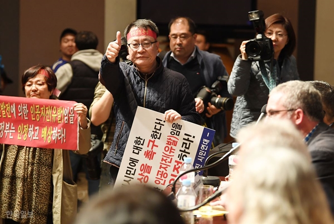 [저작권 한국일보]20일 서울 중구 한국프레스센터에서 대한지질학회 주최로 열린 '포항지진과 지열발전의 연관성에 관한 정부조사연구단 결과발표 기자회견'에서 포항지진이 인근 지열발전소와 관련이 있다는 결론을 발표하자 한 포항시민이 넘버원을 외치며 연구단을 향해 엄지손가락을 치켜 들고 있다. 홍인기 기자