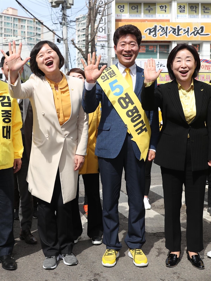 4.3 보궐선거 공식 선거운동 개시일인 21일 오전 창원시 반송시장에서 정의당 이정미 대표(왼쪽)가 창원시 성산구에 출마한 여영국 후보(가운데)에 대한 지지를 호소하고 있다. 창원=연합뉴스