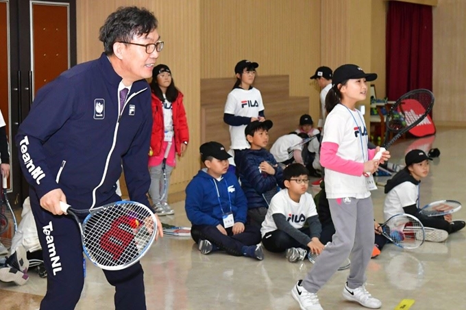 이대훈 NH농협은행장이 20일 경기 고양시 농협대학교에서 열린 ‘매직테니스 행사’에서 어린이들과 매직테니스 경기를 하고 있다. NH농협은행 제공