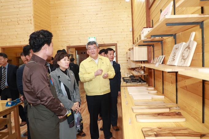 김학동 예천군수 일행이 백두대간 해발 700미터에 건립한 목재문화체험장을 돌아보고 있다. 예천군 제공