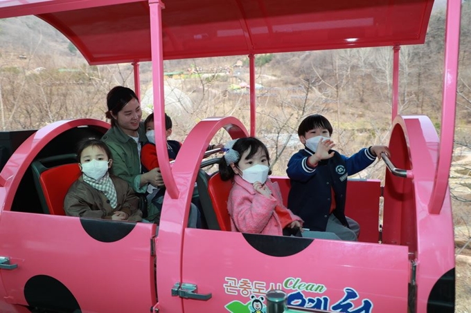 예천군이 최근 곤충생태원에 모노레일을 설치 운영하고 있다. 예천군 제공