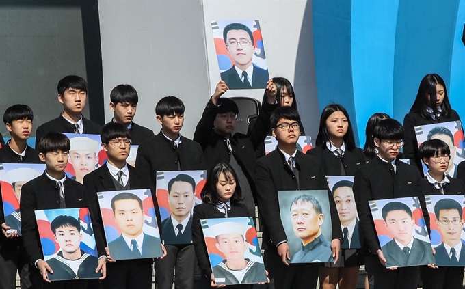 제4회 서해수호의날을 맞아 22일 대전시 유성구 국립대전현충원에서 열린 기념식에서 서해수호 55용사의 이름이 한명 한명씩 호명되고 있다. 연합뉴스