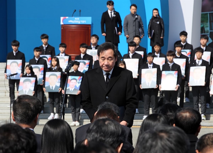 제4회 서해수호의날을 맞아 이낙연 국무총리가 22일 대전시 유성구 국립대전현충원에서 열린 기념식에서 서해수호 55용사 다시 부르기 중 에필로그를 낭독한 뒤 가슴아파하고 있다. 연합뉴스