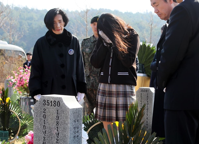 제4회 서해수호의날을 맞아 22일 대전시 유성구 국립대전현충원 천안함 묘역 고 박경수 상사의 묘에서 딸이 눈물을 흘리고 있다. 연합뉴스