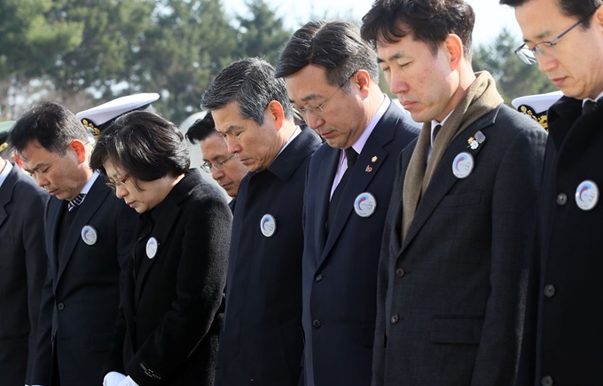 제4회 서해수호의날을 맞아 22일 대전시 유성구 국립대전현충원에서 열린 기념식에서 이성우 천안함 유족협의회장(왼쪽 부터), 연평도 포격전 고 서정우 하사의 모친 김오복 씨, 자유한국당 황교안 대표, 정경두 국방장관, 더불어민주당 윤호중 사무총장, 바른미래당 하태경 의원, 허태정 대전시장 등이 현충원에서 묵념을 하고 있다. 연합뉴스