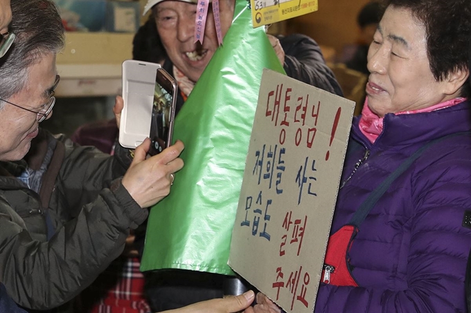 문재인 대통령이 전국경제투어 일곱 번째로 22일 대구 칠성종합시장을 찾아 상인들의 애로사항을 경청했다. 청와대사진기자단