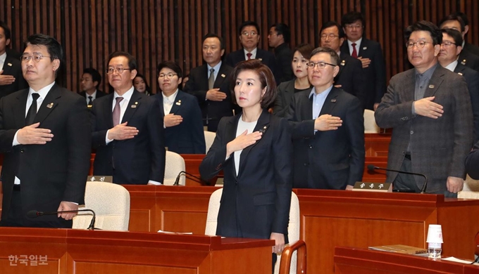 22일 국회에서 열린 자유한국당 의원총회에서 나경원(앞줄 가운데) 원내대표 등 참석한 의원들이 국민의례를 하고 있다. 오대근 기자