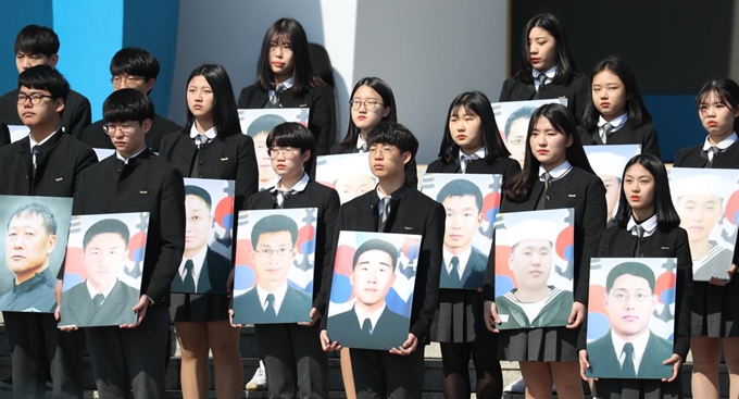 22일 국립대전현충원에서 열린 제4회 서해수호의날에서 대전 한 고등학교 학생들이 북한의 도발로부터 북방한계선(NLL)을 수호하기 위해 고귀한 생명을 바친 제2연평해전, 천안함 폭침, 연평도 포격전 전사자 55명의 용사의 영정을 들고 추모 퍼포먼스를 하고 있다.뉴스1