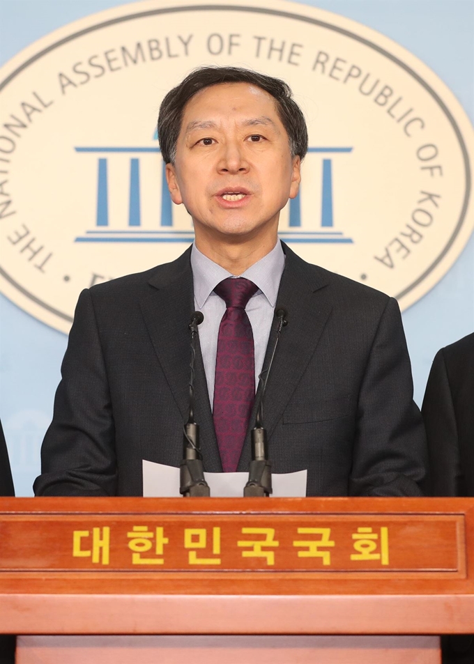 김기현 전 울산광역시장이 19일 오전 국회 정론관에서 측근비리 무혐의 처분과 관련해 기자회견을 하고 있다. 작년 6ㆍ13지방선거를 앞두고 경찰은 자유한국당 소속 김기현 울산시장 후보의 측근비리 수사를 진행했으나, 최근 검찰에서 무혐의 처분이 내려졌다. 연합뉴스