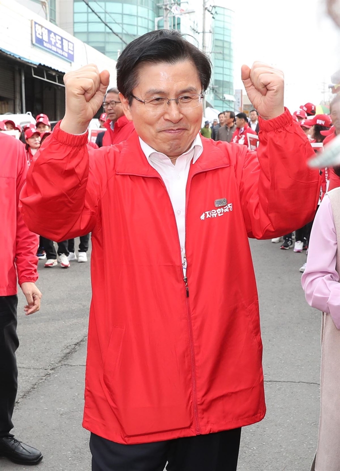 4·3 보궐선거 선거 운동 첫날인 지난 21일 오후 경남 고성군 고성시장에서 자유한국당 황교안 대표가 주민들에게 통영·고성에 출마한 정점식 후보를 지지해 줄 것을 호소하고 있다. 연합뉴스