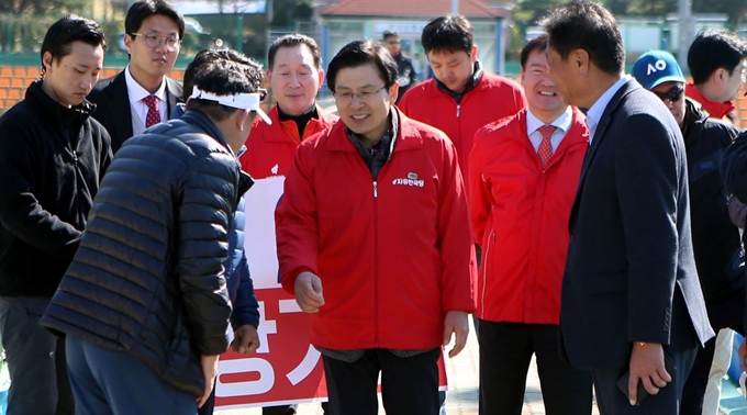 4·3 국회의원 보궐선거 공식 선거운동 첫 주말인 24일 오전 황교안 자유한국당 대표가 경남 창원시 성산구 창원시립테니스장을 찾아 유권자들과 인사하고 있다. 창원=연합뉴스