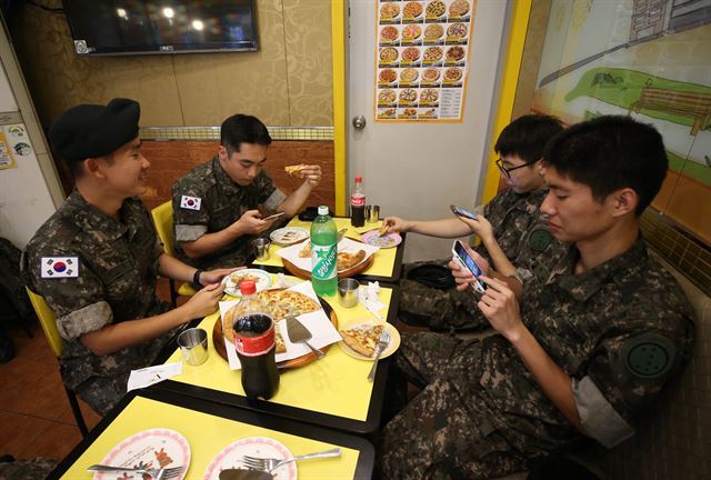 지난해 8월 일과 시간 후 외출을 나온 병사들이 강원 화천군의 한 음식점에서 피자를 먹으며 즐거운 시간을 보내고 있다. 화천=연합뉴스