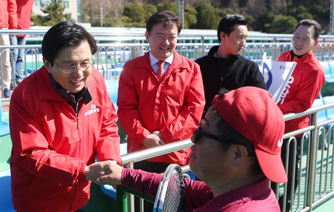 = 4·3 국회의원 보궐선거 공식 선거운동 첫 주말인 24일 오전 자유한국당 황교안 대표가 경남 창원시 성산구 창원시립테니스장을 찾아 유권자들과 인사하고 있다. 창원=연합뉴스