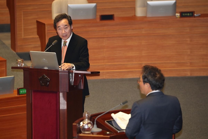 22일 오후 국회 본회의장에서 열린 교육·사회·문화에 대한 대정부질문에서 이낙연 국무총리가 자유한국당 이학재 의원의 질문에 답하고 있다. 연합뉴스