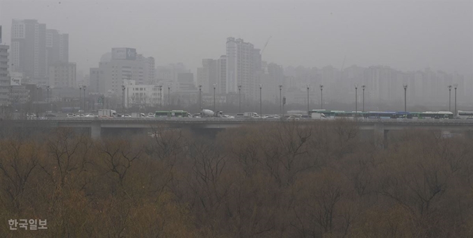 미세먼지 경보가 발령된 지난 5일 서울 여의도 일대가 미세먼지에 갇혀 있다. 한국일보 자료사진