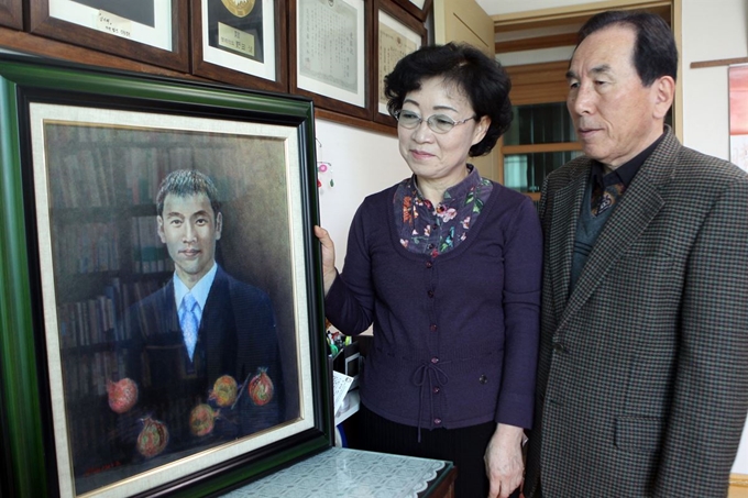 일본 유학 중 전철 선로에 떨어진 일본인 남성을 구하려다 숨진 의인 이수현씨의 부친 이성대(오른쪽) 씨의 생전 모습. 고(故) 이수현씨의 10주기 추모식을 사흘 앞둔 2011년 1월 23일 이씨의 아버지 이성대씨와 어머니 신윤찬씨가 부산 해운대구 중동에 있는 자택에서 아들의 초상화를 바라보고 있다. 연합뉴스 자료사진